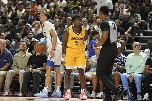 平台-顶住弗拉格背打后掏球被裁判吹犯规！布朗尼瞪大双眼表示不解