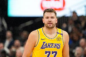 极速赛车直播-没手感！东契奇半场9投2中拿到9分6板3助 三分6中1