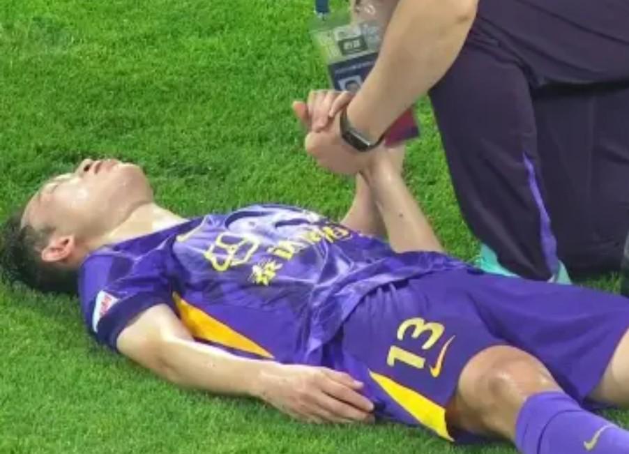 极速赛车直播-津媒：李永佳被球击中颞部后出现脑震荡症状，下场后眩晕恶心