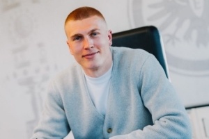 官方：法鹰买断利兹联后卫克里斯滕森，据悉买断费用达900万欧